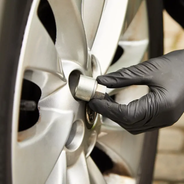 Locking Nut Removal by Tyrewise